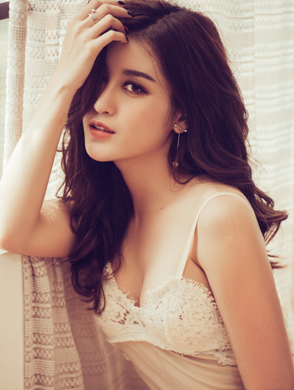 Á hậu Huyền My bất ngờ diện gợi cảm, khoe hình tượng mới 4 Á hậu Huyền My bất ngờ diện gợi cảm, khoe hình tượng mới 4